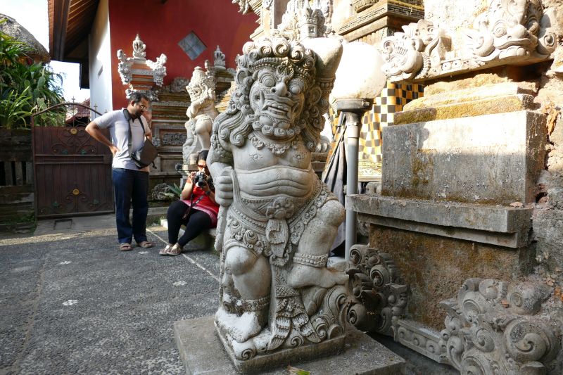 Königlicher Palast Puri Saren Agung, Statue