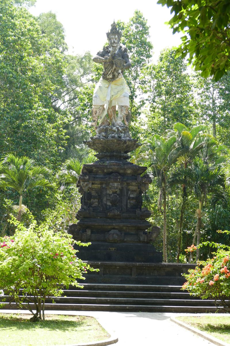 Statue am Eingang des Wassertempels Tirta Empul auf Bali