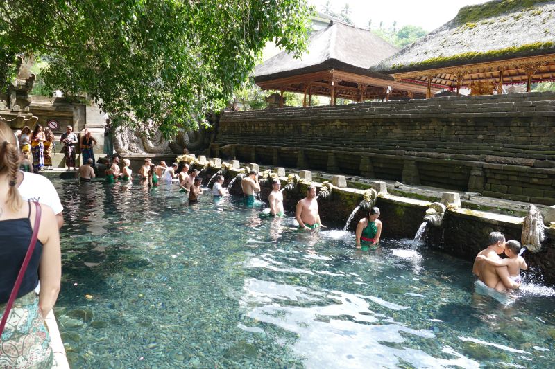 Reinigungsbecken im Wassertempel Tirta Empul auf Bali