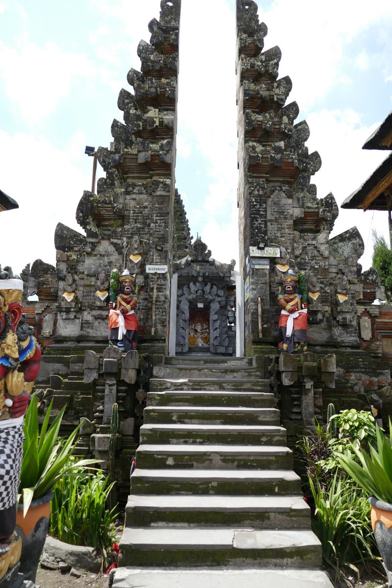 Eingang des Tempels Pura Ulundanu Batur auf Bali