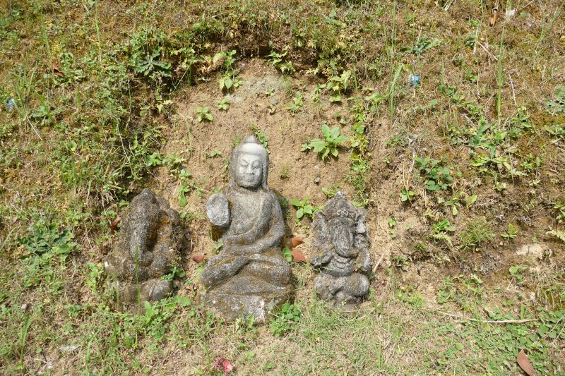 Kleiner Schrein mit Buddha und Ganesha Statuetten