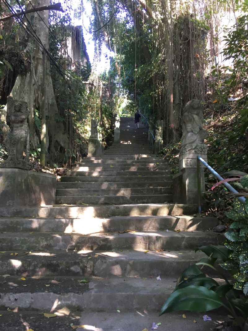 Treppe zum Künstlerdorf Penestanan bei Ubud