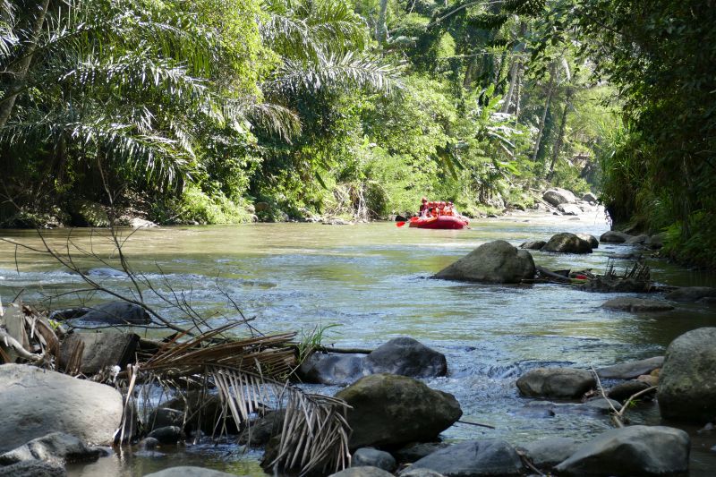 Fluss im Dschungel mit Schlauchboot