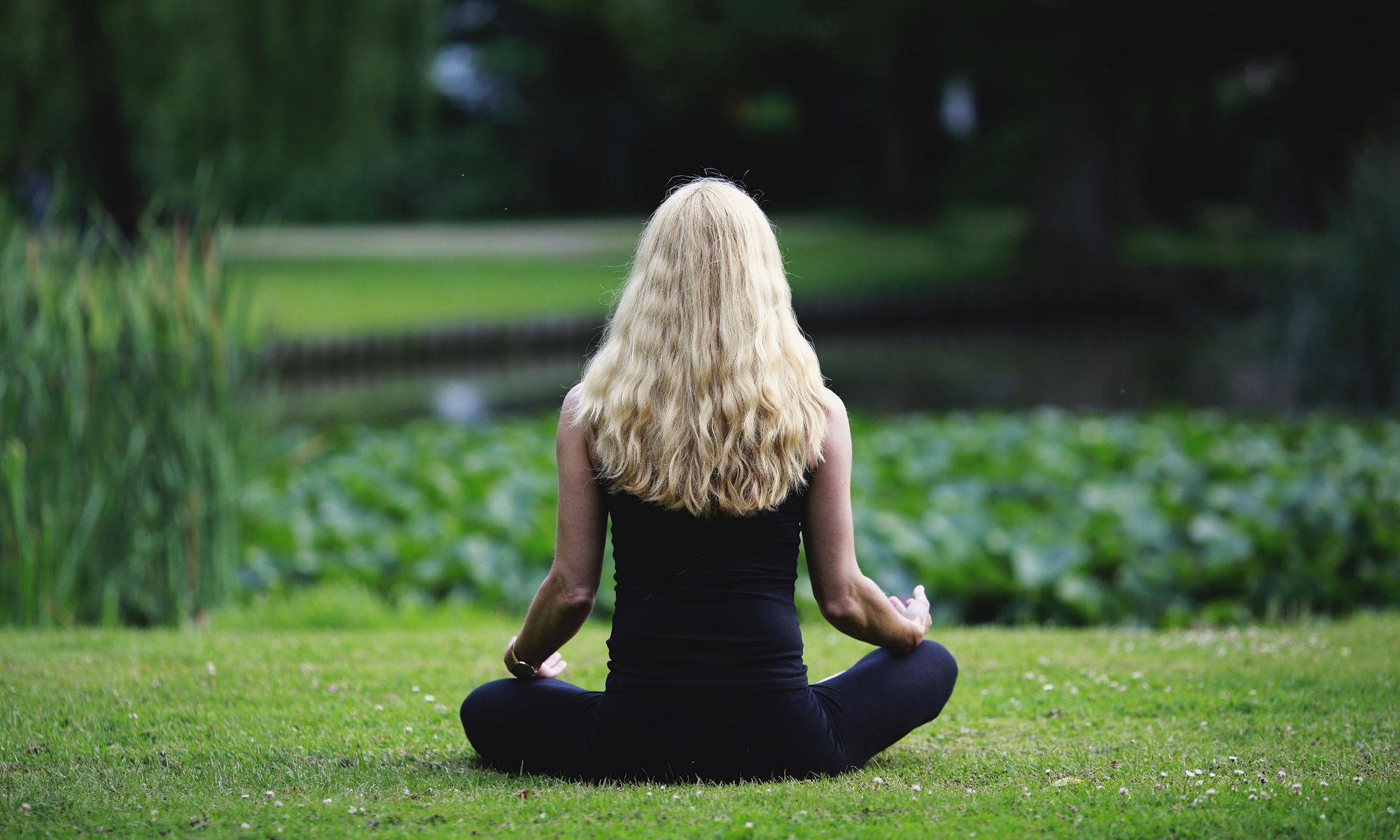 Meditierende Frau am See
