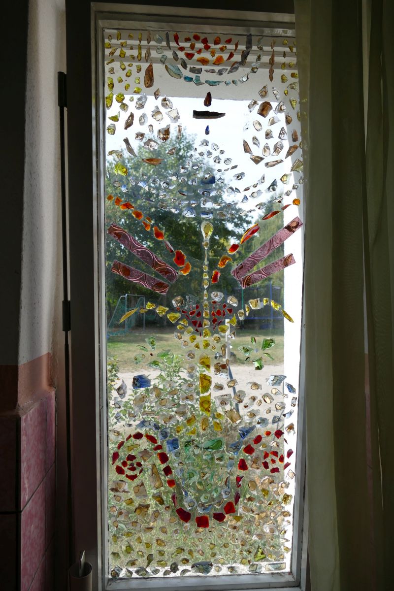 Kunstvoll geschmücktes Badzimmerfenster