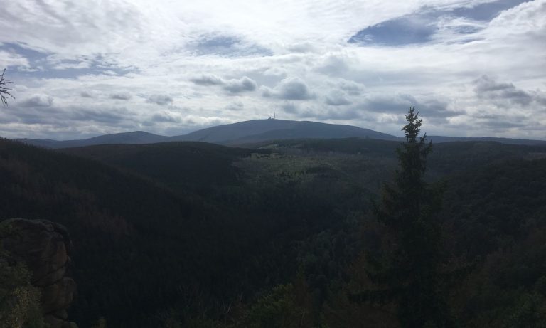 Wanderung zu den Rabenklippen - Blick auf den Brocken von der Rabenklippe